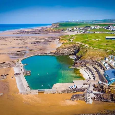 Holiday home - - Sleeps 6 - Parking - Pool *
