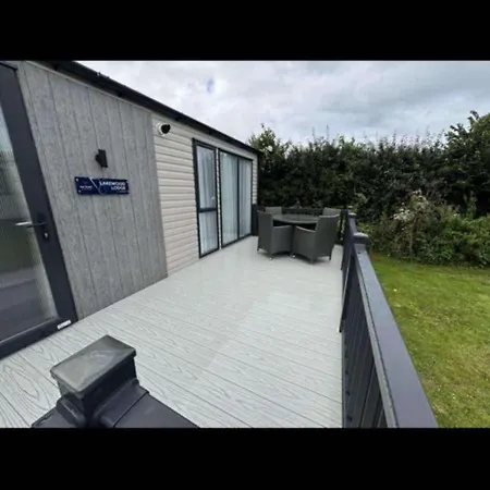 - - Sleeps 6 - Parking - Pool Holiday home *