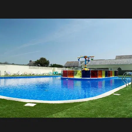 - - Sleeps 6 - Parking - Pool *