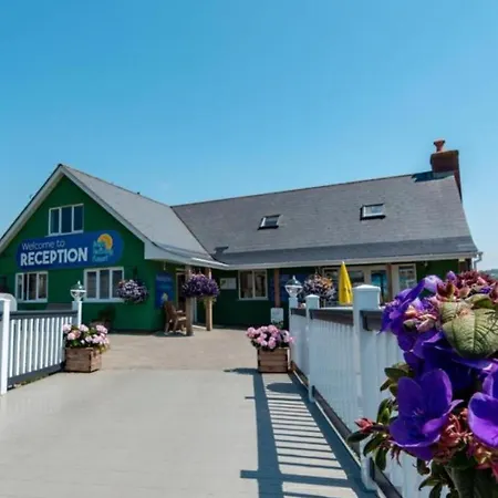 - - Sleeps 6 - Parking - Pool