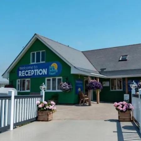 - - Sleeps 6 - Parking - Pool Bude