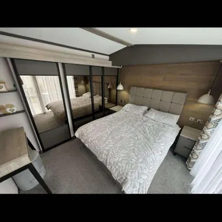 - - Sleeps 6 - Parking - Pool Bude