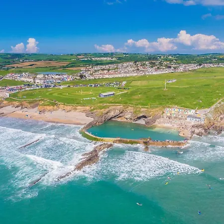 Holiday home - - Sleeps 6 - Parking - Pool *