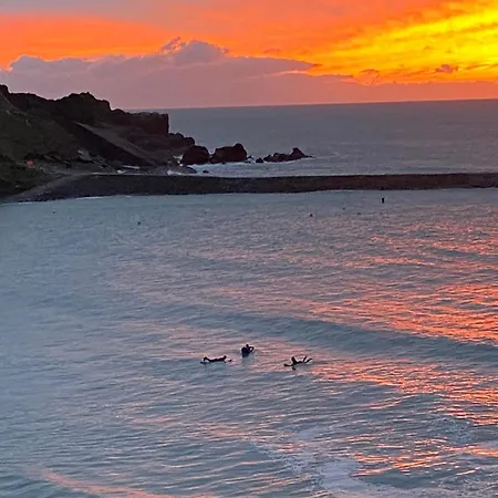 Holiday home - - Sleeps 6 - Parking - Pool