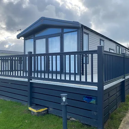 - - Sleeps 6 - Parking - Pool Holiday home *